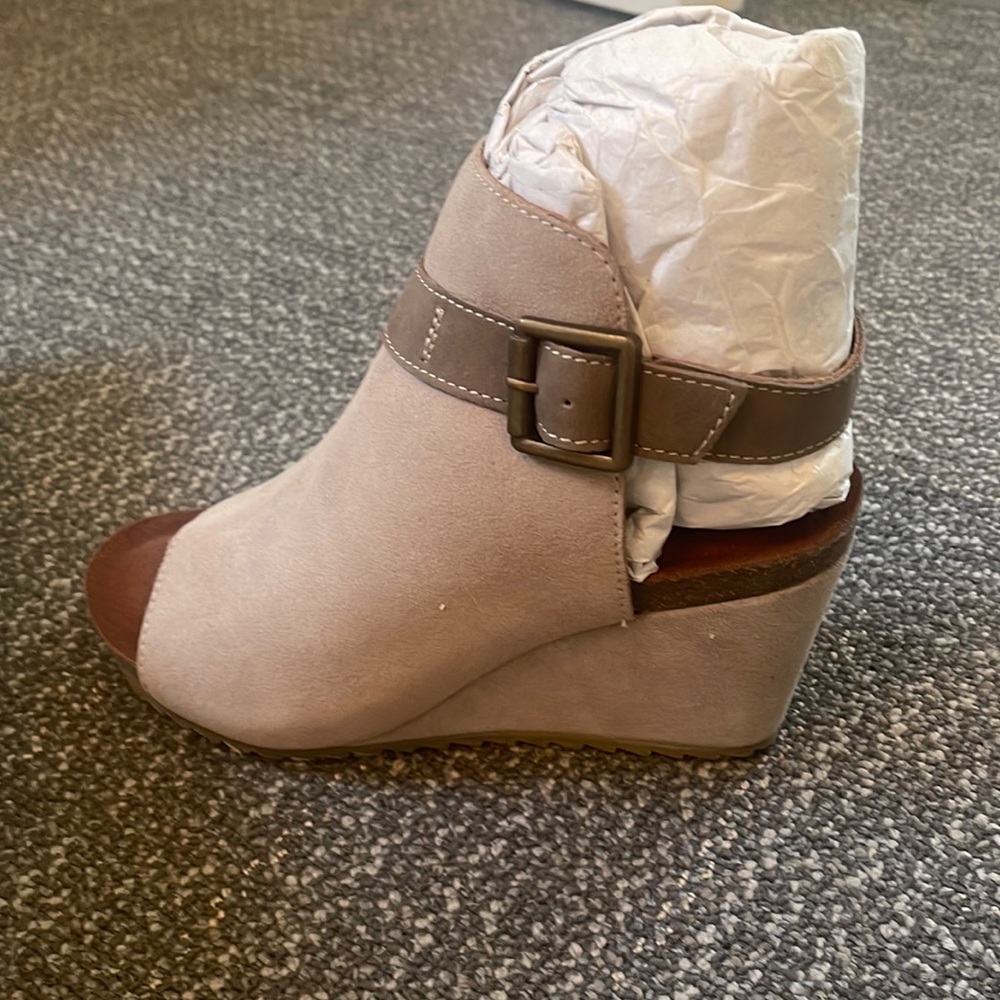 Brand new Diba True Shoe 8